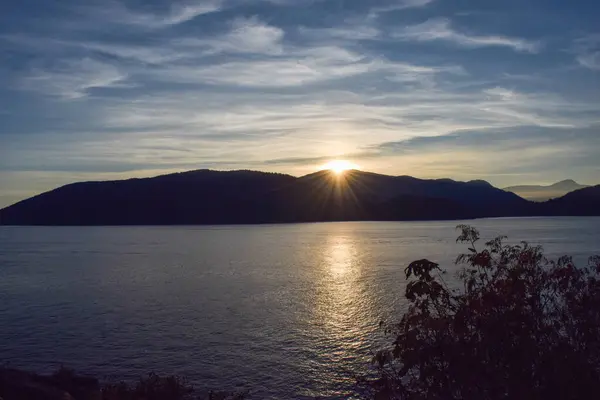 Altın Gün Batımı At Nalı Koyu: Nefes Kesen Kıyı Manzarası