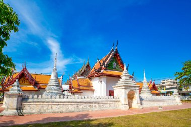 Tayland 'daki tapınaklar yabancı turistlerin ziyaret edebileceği popüler turistik yerler. Çünkü çok güzel bir mimarisi ve antik Tayland tarzında birçok sanatı var..