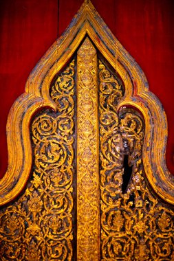 Tayland 'daki tapınaklar yabancı turistlerin ziyaret edebileceği popüler turistik yerler. Çünkü çok güzel bir mimarisi ve antik Tayland tarzında birçok sanatı var..