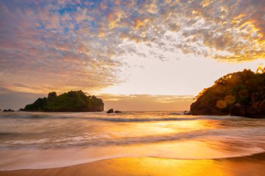 Dalgaların kayalara çarptığı ve mavi gökyüzünün Bang Saphan Bölgesi 'nin turistik bir cazibesi olan güzel, doğal, güzel bir sahile sahip olduğu deniz. Prahuap Khiri Khan Eyaleti.