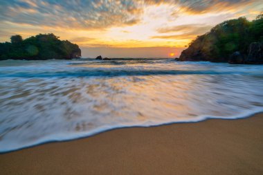 Dalgaların kayalara çarptığı ve mavi gökyüzünün Bang Saphan Bölgesi 'nin turistik bir cazibesi olan güzel, doğal, güzel bir sahile sahip olduğu deniz. Prahuap Khiri Khan Eyaleti.