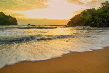 Dalgaların kayalara çarptığı ve mavi gökyüzünün Bang Saphan Bölgesi 'nin turistik bir cazibesi olan güzel, doğal, güzel bir sahile sahip olduğu deniz. Prahuap Khiri Khan Eyaleti.