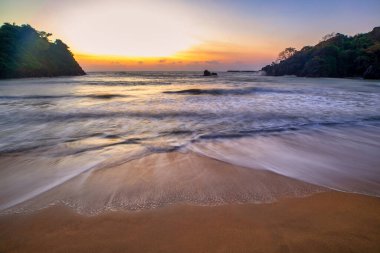 Dalgaların kayalara çarptığı ve mavi gökyüzünün Bang Saphan Bölgesi 'nin turistik bir cazibesi olan güzel, doğal, güzel bir sahile sahip olduğu deniz. Prahuap Khiri Khan Eyaleti.