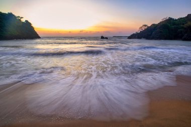 Dalgaların kayalara çarptığı ve mavi gökyüzünün Bang Saphan Bölgesi 'nin turistik bir cazibesi olan güzel, doğal, güzel bir sahile sahip olduğu deniz. Prahuap Khiri Khan Eyaleti.