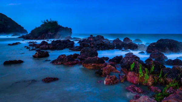 Zee Wanneer Golven Rotsen Raken Blauwe Lucht Heeft Een Prachtig — Stockfoto