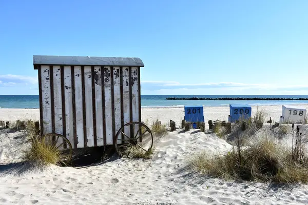 Baltık Denizi 'ndeki plaj, Almanya. Bahar geldi. Görüntü. Ahşap eski araba.
