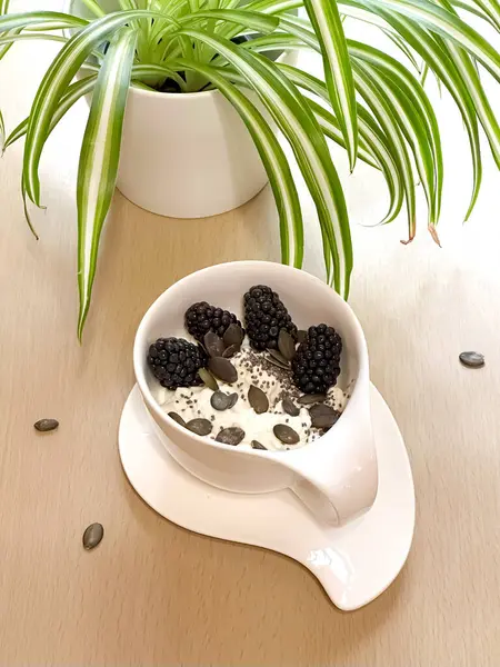 Peynirli yoğurt, böğürtlen, tohum ve bal.