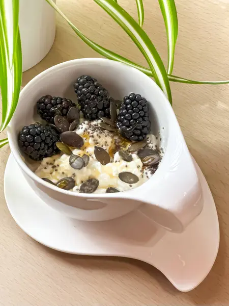 süzme peynirli yoğurt ve böğürtlen