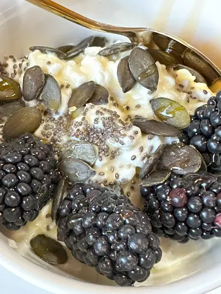 Lezzetli taze meyveli kremalı tatlı. Peynirli, böğürtlenli, tohumlu ve ballı sağlıklı bir kahvaltı..