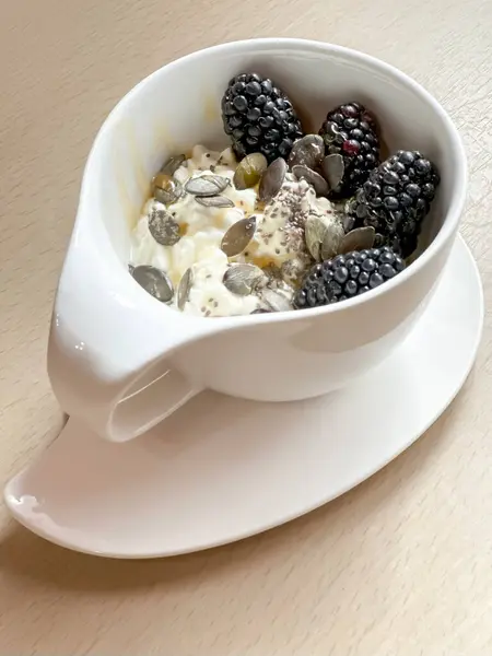 Süzme peynir, böğürtlen, tohum ve bal ile sağlıklı kahvaltı