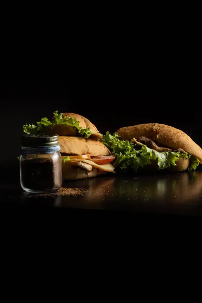 Çıtır ekmek, peynir, domates, marul, tavuk ve biberden yapılmış sandviçler..