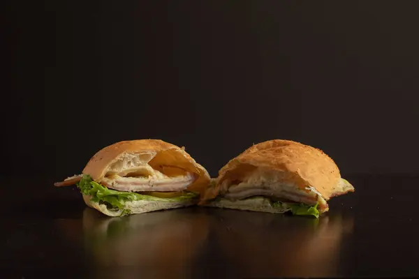 Tomin Barajı 'nın sakin sularında yüzen üç yelkenli.