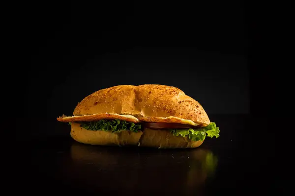 Tomin Barajı 'nın sakin sularında yüzen üç yelkenli.