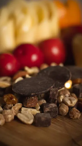 Ekstra doku için fıstık ve tohum içeren zengin çikolataların yakın çekimi. Yemek ve hoşgörü temaları için ideal.