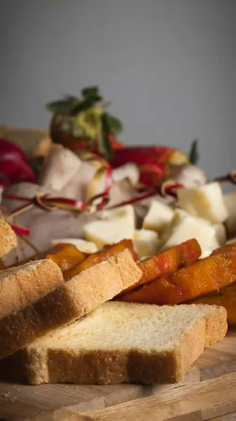 Peynirli ve jambonlu taze ekmek. Lezzetli bir aperatif veya kahvaltı için mükemmel. Yemek ve yemek temaları için ideal.