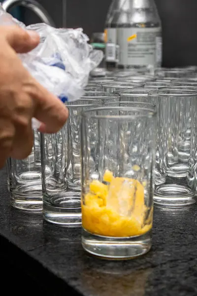 Elle dağıtım malzemesi cam, mutfak hazırlık konsepti.