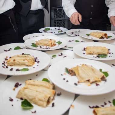 Sosla servis edilen enchilada tabakları geleneksel Meksika mutfağını yakalıyor..