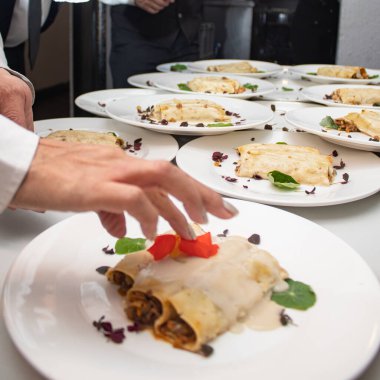 Şeflerin elleri gurme yemekleri yenilebilir çiçeklerle süslüyor, güzel yemek sanatları sergiliyor.
