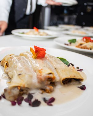 Peynirli börek, beyaz tabak, çiçekli garnitür, yemek atmosferi..