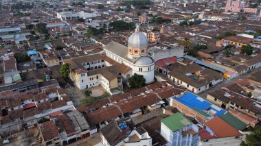 Buga, Valle del Cauca 'daki şehir merkezinin havadan görünüşü, evlerle çevrili bir kiliseye ev sahipliği yapıyor..