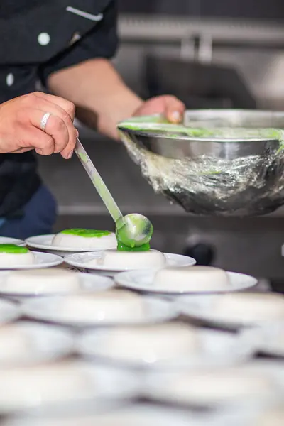 Aşçı tabakları yeşil tatlı, mutfak hassasiyeti ve sanatsallığı sergileniyor.