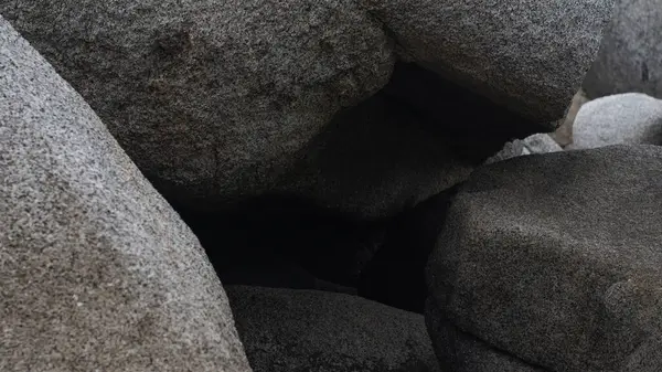 Dünya 'nın derinliklerine gizemli ve ilgi çekici bir giriş sunan büyük kayaların oluşturduğu doğal bir mağara..