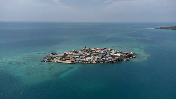 Denizin ortasındaki Santa Cruz adası. Kolombiya, Cartagena 'daki Rosario Adaları yakınlarındaki San Bernardo takımadalarında havadan görüldü.