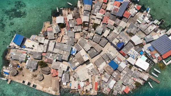 Santa Cruz Kolombiya adası. Bir sürü evi ve teknesi var. Evler tahtadan yapılmış ve çok küçükler..