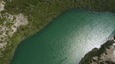Yeşil Vejetaryenle çevrili Huzur Gölü