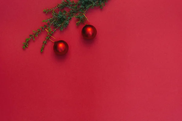 Decoraciones Rojas Navidad Una Rama Árbol Navidad Juguetes Redondos Estilo —  Fotos de Stock