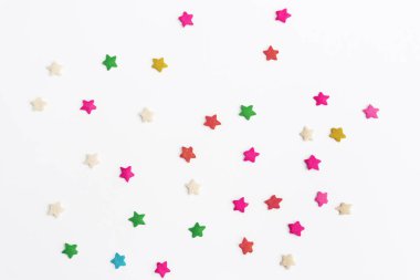 Şekerleme malzemeleri. Şekerleme kekleri, kekler, beyaz arka plandaki kekler için çok renkli tatlı yıldızlar. Eğlence ve kutlama kavramı. Üst Manzara. Metin için Boşluğu Kopyala Kartı.