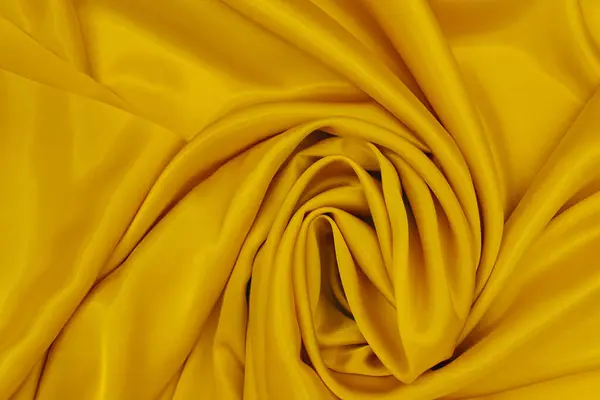 Mockup Soyut ipekten sarı arkaplan. Lüks, pürüzsüz, zarif, dalgalı kumaş. Tasarımın için kullanılabilir. Üst Görünüm, Boşluğu Kopyala