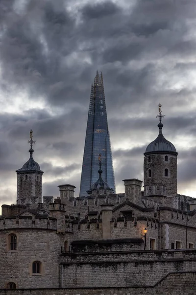 Historisch Brick Building Tower London Een Moderne Stad Tijdens Dramatische — Stockfoto
