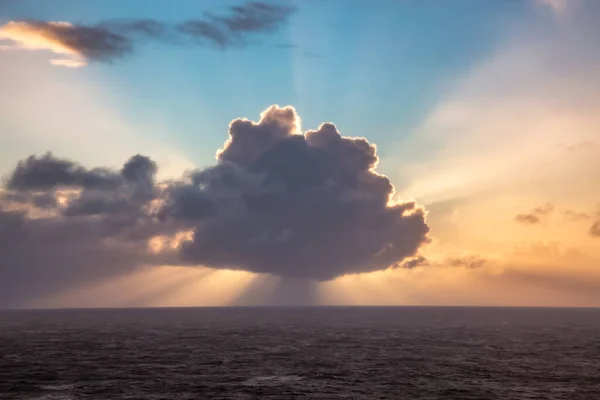 Dramatischer Bunter Sonnenaufgangshimmel Über Dem Nordatlantik Wolkenlandschaft Natur Hintergrund — Stockfoto