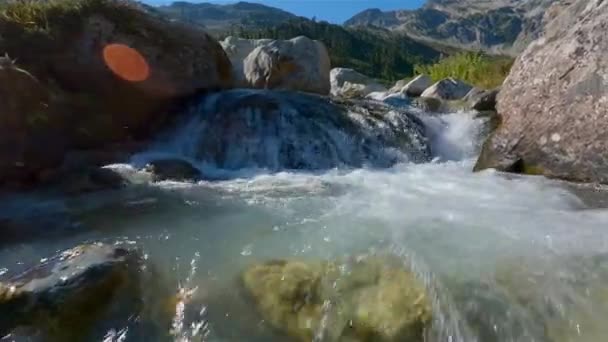 캐나다 지형에서 흐르는 강이다 캐나다의 브리티시컬럼비아주 휘슬러와 스쿼시 근처에 브랜디 — 비디오