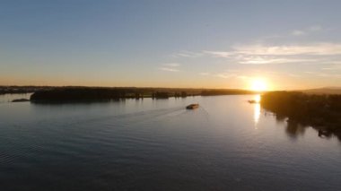 Fraser Nehri Manzarası renkli bir günbatımında. Golden Ears Köprüsü 'nden alınmış hava görüntüsü Pitt Meadows, Büyük Vancouver, British Columbia, Kanada. Slow Motion Sinematik Pan