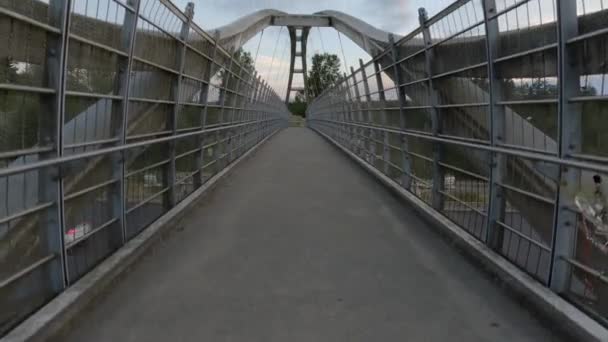 Most Dla Pieszych Przez Trans Canada Highway Nowoczesnych Przedmieściach Miasta — Wideo stockowe