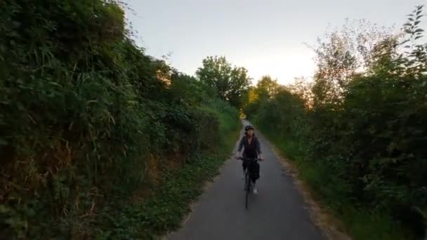 Adventure Žena Kole Cyklistické Stezce Obklopen Zelenými Stromy Letní Západ — Stock video