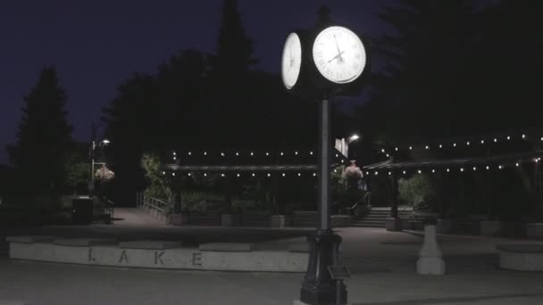 Historische Uhr Harrison Lake Plaza Der Nacht Nach Sonnenuntergang Touristenattraktion — Stockvideo