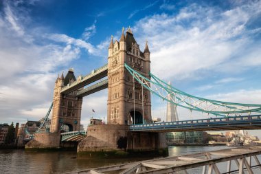 Thames Nehri üzerindeki tarihi köprü ve Cityscape Skyline dramatik gündoğumunda. Londra 'daki Tower Bridge, Birleşik Krallık. Seyahat Hedefi.