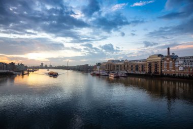 Thames Nehri ve City Skyline 'ın dramatik gündoğumu manzarası. Londra şehri, Birleşik Krallık. Seyahat Hedefi