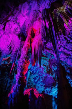 Renkli ışıkları olan Aziz Michaels Mağarası. Doğal Kaya oluşumu. Cebelitarık, İngiltere.