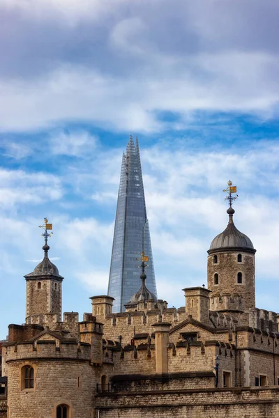 Historic Brick Building Tower London Moderním Městě Během Zataženého Modrého — Stock fotografie