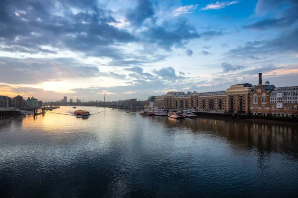 스카이라인 인상적 일출을 수있다 런던의 목적지 — 스톡 사진
