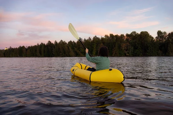 Femme Aventureuse Faisant Kayak Sur Kayak Gonflable Dans Océan Pacifique — Photo