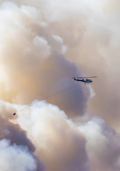 Wildfire Service Helicopter Survolant Forest Fire Smoke Sur Montagne Près — Photo