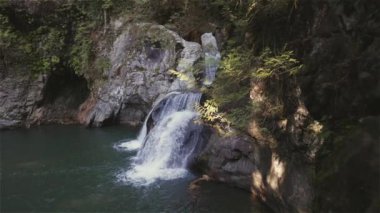 Taze su Kanada Doğa 'sında kayaların etrafından dökülüyor. Lynn Vadisi Kanyonları, Kuzey Vancouver, British Columbia, Kanada. 4k Sinema Yavaş Hareketi