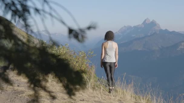 Abenteuerliche Frauenwanderung Kanadischer Landschaft Mit Herbstlichen Farben Sonnigen Abend Elk — Stockvideo