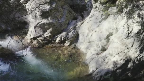 Φρέσκο Νερό Που Τρέχει Κάτω Από Νερό Πέφτει Γύρω Από — Αρχείο Βίντεο