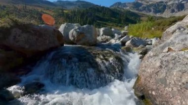 Kanada Dağ Manzarası 'nda Nehir Akışı. Sunny Fall sezonu. Whistler ve Squamish yakınlarındaki Brandywine Meadows 'da yürüyüş, British Columbia, Kanada. Yavaş Sinema Sineması